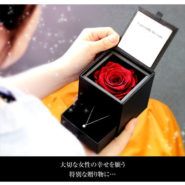 プリザーブドフラワー ボックス ネックレス ジュエリーケース 薔薇 ダイヤモンドローズ レッドを持つ女性