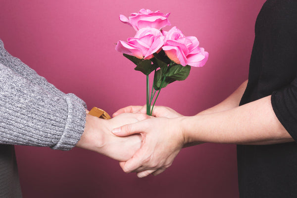 婚約リングのその前に…プロポーズには憧れの6本爪リングと薔薇の花を！