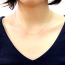 ダブル スクリューチェーン K18 18金 ゴールド ネックレス チェーン 0.9mm 40cmを着用している女性