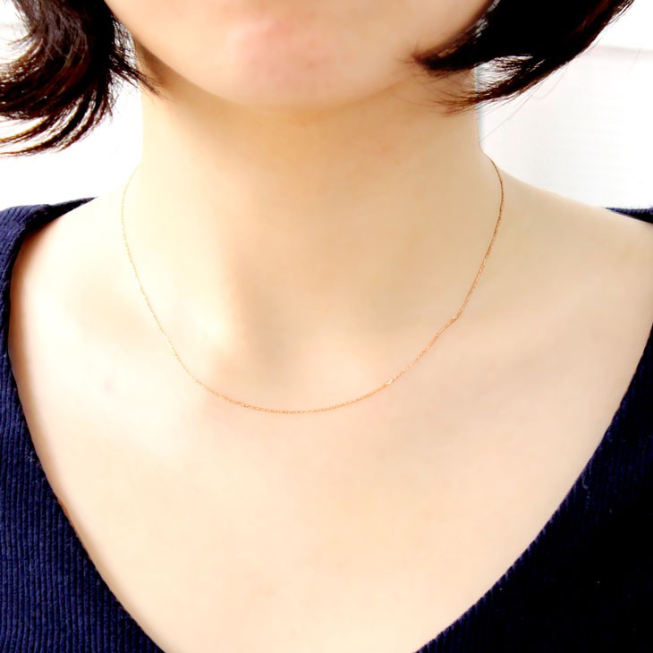 あずきチェーン 10金ネックレス 10k ゴールド  小豆 アズキ ネックレス チェーン 0.5mm 40cmを着用している女性