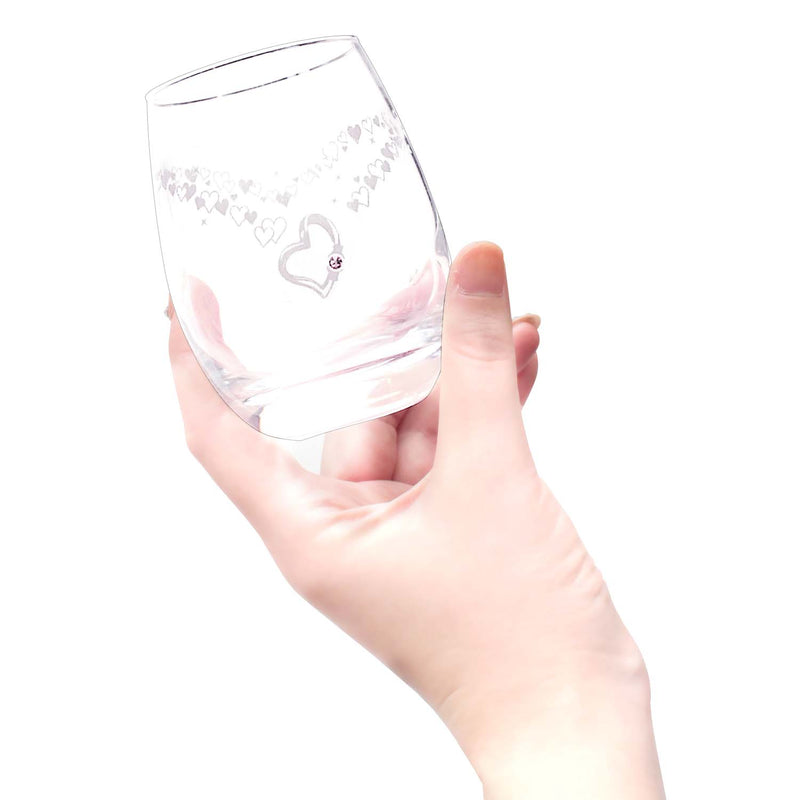 誕生石 色が変わるグラスを持つ女性の手
