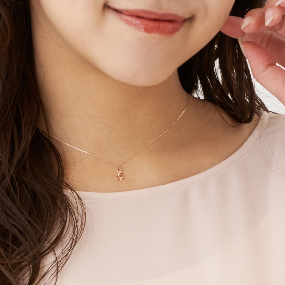 ダイヤモンドのリボンを交差させたおしゃれなネックレス K18WG ダイヤモンド K18ネックレス(リボンモチーフ/4月誕生石